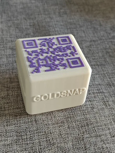 GoldSnap 3D Ανάγλυφος Κύβος λευκός με μωβ QR